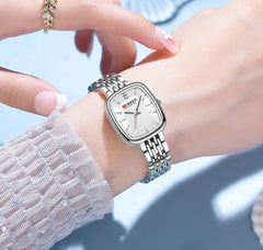 Silver and white Curren 9093 women’s fashion quartz watch with a sleek round dial and elegant design.