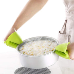 Silicone oven gloves with pinch grips from Tarjah Mart, mini oven mitts designed for safe handling of hot dishes in the kitchen.